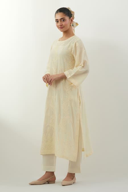Vinusto Yellow Cotton Embroidery Round Neck Butter Chikankari Kurta Set at Aza Fashions Vinusto_Yellow Cotton Embroidery Round Neck Butter Chikankari Kurta Set _at_Aza_Fashions