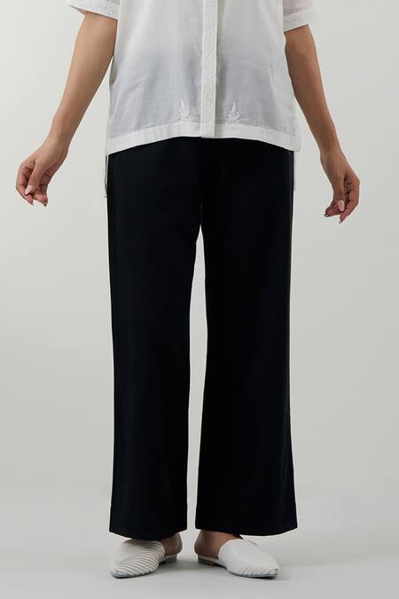 Buy_Vinusto_White Cotton Embroidery Collared Chikankari Shirt And Pant Set _Online_at_Aza_Fashions