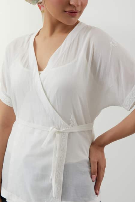 Buy_Vinusto_White Cotton Embroidery V-neck Chikankari Top And Black Pant 