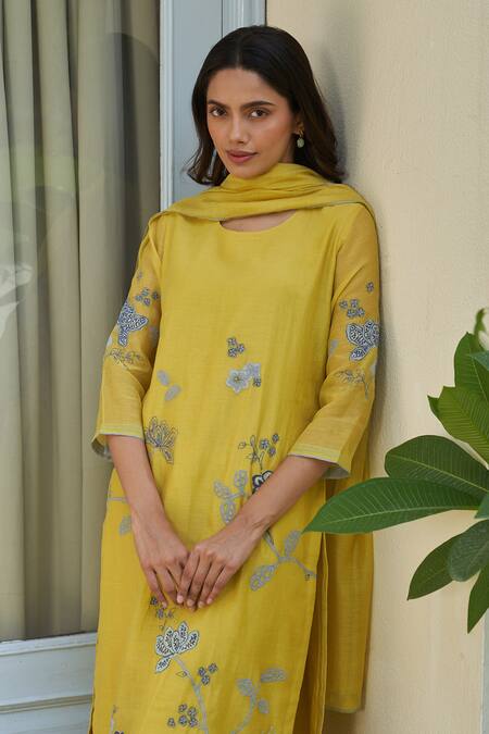 Buy_Vaayu_Yellow Muslin, Cotton Embroidery Keyhole Neck Daffodil Applique Kurta Set_Online_at_Aza_Fashions