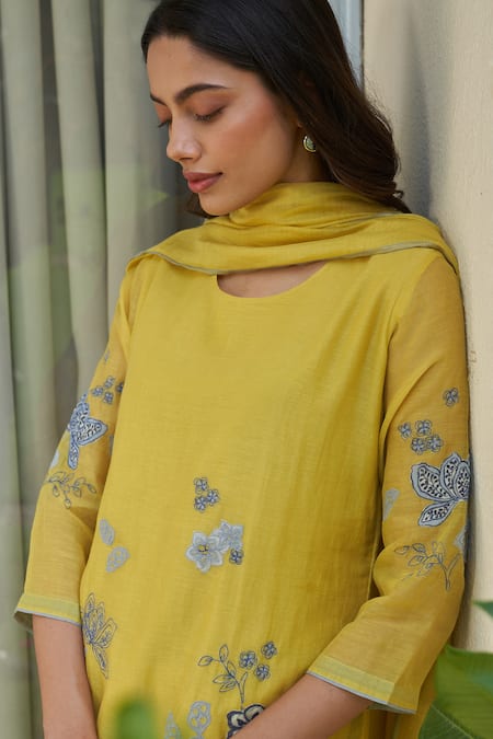 Vaayu_Yellow Muslin, Cotton Embroidery Keyhole Neck Daffodil Applique Kurta Set_at_Aza_Fashions