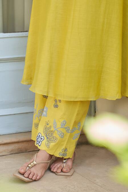 Vaayu_Yellow Muslin, Cotton Applique V-neck Daffodil Kurta Pant Set_at_Aza_Fashions