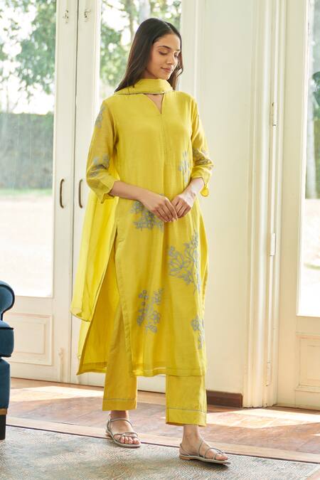 Vaayu_Yellow Muslin, Cotton Embroidery Keyhole Neck Daffodil Applique Floral Kurta Set_at_Aza_Fashions
