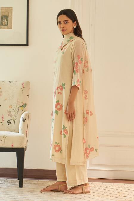 Buy_Vaayu_Cream Muslin, Cotton Applique V-neck Ecru Kurta Set _Online_at_Aza_Fashions