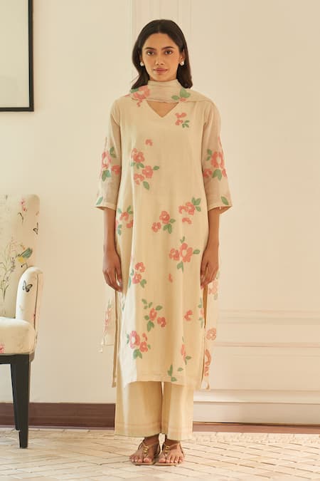 Shop_Vaayu_Cream Muslin, Cotton Applique V-neck Ecru Kurta Set _Online_at_Aza_Fashions