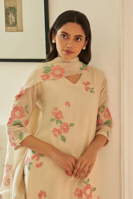 Vaayu_Cream Muslin, Cotton Applique V-neck Ecru Kurta Set _at_Aza_Fashions