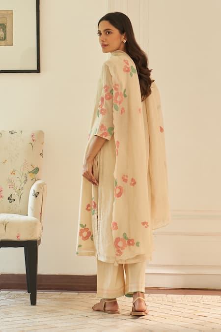 Shop_Vaayu_Cream Muslin, Cotton Applique V-neck Ecru Kurta Set _at_Aza_Fashions