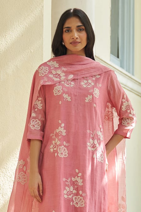 Vaayu_Pink Muslin, Cotton Applique Round Neck Peony Kurta Set _Online_at_Aza_Fashions