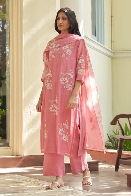 Buy_Vaayu_Pink Muslin, Cotton Applique Round Neck Peony Kurta Set 