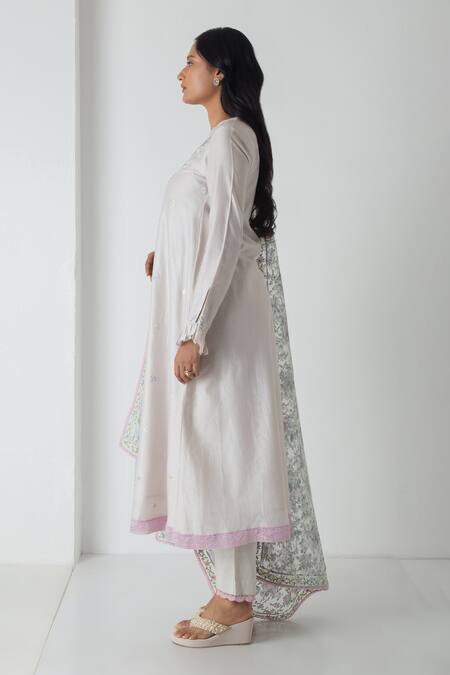 Chhaya Mehrotra Gray Chanderi, Silk Organza Embroidery Round Neck Chalk Grey Kurta Pant Set Online at Aza Fashions Chhaya Mehrotra_Gray Chanderi, Silk Organza Embroidery Round Neck Chalk Grey Kurta Pant Set _Online_at_Aza_Fashions