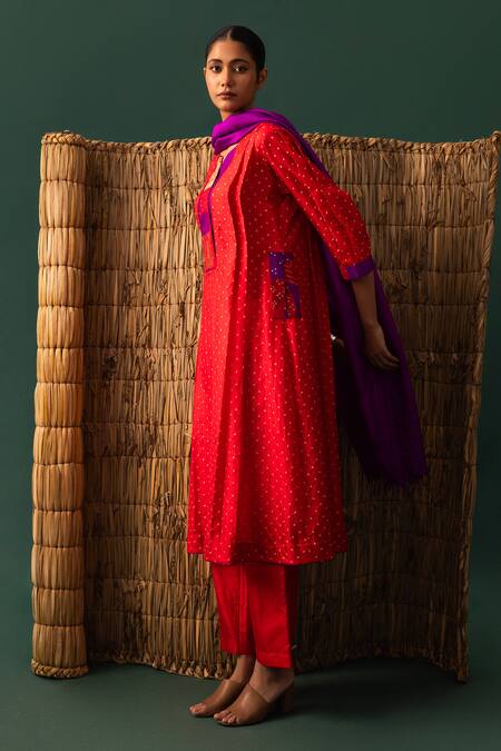 Naina Jain_Red Silk Round Neck Patchwork Bandhani Suit Set _Online_at_Aza_Fashions