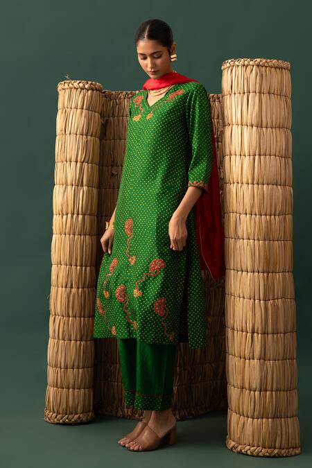 Naina Jain_Green , Organza Embroidery Round Neck Bandhani Aari Suit Set _Online_at_Aza_Fashions
