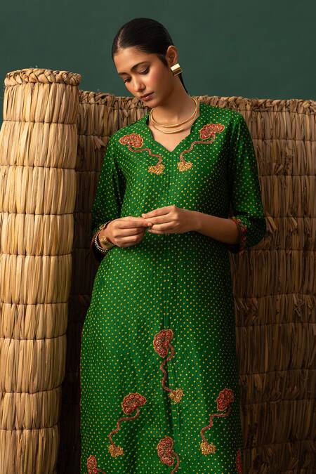 Buy_Naina Jain_Green , Organza Embroidery Round Neck Bandhani Aari Suit Set _Online_at_Aza_Fashions