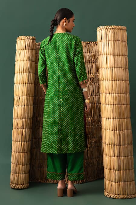 Naina Jain Green Bandhani Aari Suit Set 