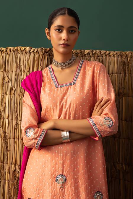 Buy_Naina Jain_Peach Silk Gota Patti V-neck Bandhani Suit Set _Online_at_Aza_Fashions