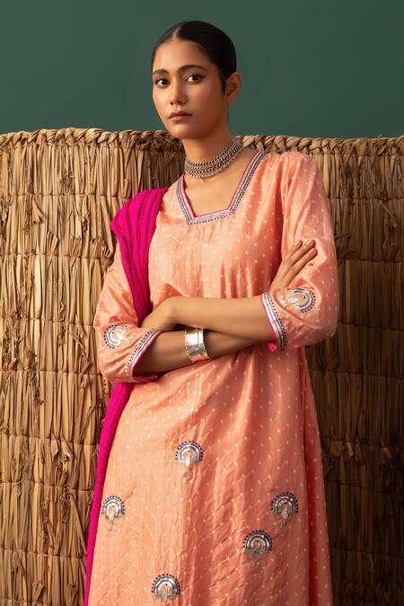 Shop_Naina Jain_Peach Silk Gota Patti V-neck Bandhani Suit Set _Online_at_Aza_Fashions