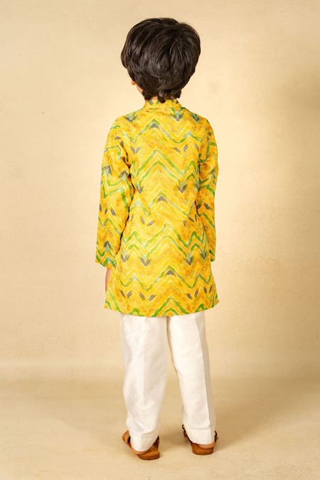 Shop JILMIL DREAMWEAR Yellow Cotton Zig Zag Foil Print Kurta And Pant Set at Aza Fashions Shop_JILMIL DREAMWEAR_Yellow Cotton Zig Zag Foil Print Kurta And Pant Set _at_Aza_Fashions