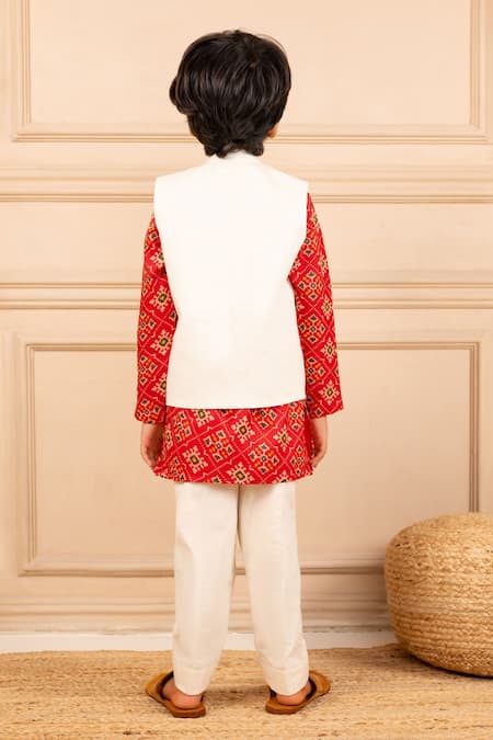 Shop JILMIL DREAMWEAR Red Silk Embroidery, Beads Floral Digital Printed Bundi And Kurta Set at Aza Fashions Shop_JILMIL DREAMWEAR_Red Silk Embroidery, Beads Floral Digital Printed Bundi And Kurta Set _at_Aza_Fashions