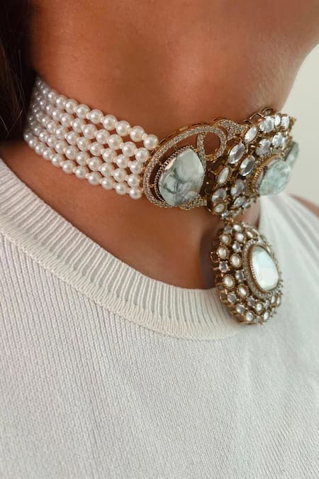 PRERTO_White Stones Kodki Marble Kundan Necklace Set_Online_at_Aza_Fashions