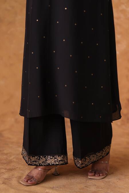 Pouli Pret_Black Chanderi, Organza Zari Split V-neck Zardozi Embroidered Kurta Set _Online_at_Aza_Fashions