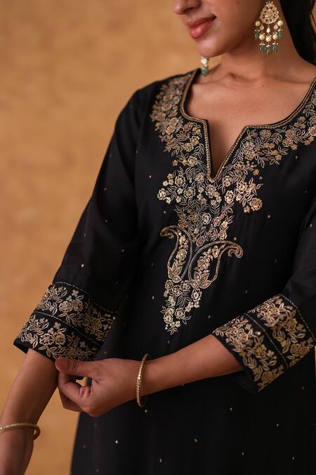 Buy_Pouli Pret_Black Chanderi, Organza Zari Split V-neck Zardozi Embroidered Kurta Set 