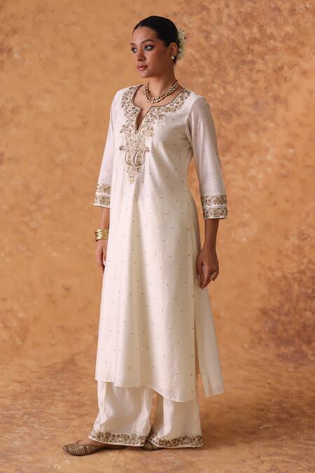 Pouli Pret Ivory Chanderi, Organza Embroidery, Zari Split V-neck Zardozi Kurta Set Online at Aza Fashions Pouli Pret_Ivory Chanderi, Organza Embroidery, Zari Split V-neck Zardozi Kurta Set _Online_at_Aza_Fashions