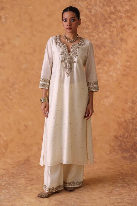 Shop Pouli Pret Ivory Chanderi, Organza Embroidery, Zari Split V-neck Zardozi Kurta Set Online at Aza Fashions Shop_Pouli Pret_Ivory Chanderi, Organza Embroidery, Zari Split V-neck Zardozi Kurta Set _Online_at_Aza_Fashions