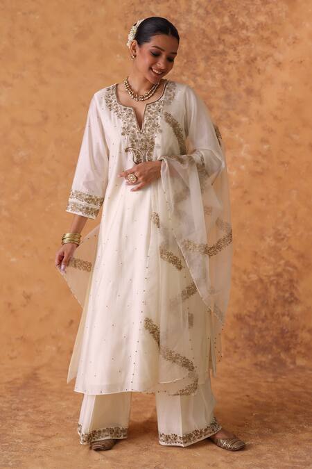 Pouli Pret Ivory Chanderi, Organza Embroidery, Zari Split V-neck Zardozi Kurta Set at Aza Fashions Pouli Pret_Ivory Chanderi, Organza Embroidery, Zari Split V-neck Zardozi Kurta Set _at_Aza_Fashions