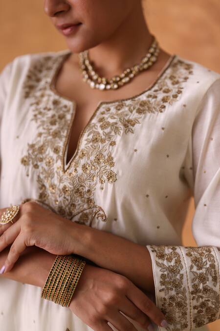 Buy Pouli Pret Ivory Chanderi, Organza Embroidery, Zari Split V-neck Zardozi Kurta Set Buy_Pouli Pret_Ivory Chanderi, Organza Embroidery, Zari Split V-neck Zardozi Kurta Set