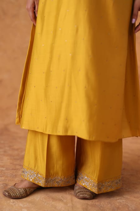 Pouli Pret Yellow Chanderi, Organza Zari Split V-neck Zardozi Kurta Set Online at Aza Fashions Pouli Pret_Yellow Chanderi, Organza Zari Split V-neck Zardozi Kurta Set _Online_at_Aza_Fashions