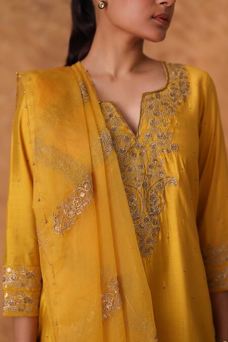 Pouli Pret Yellow Chanderi, Organza Zari Split V-neck Zardozi Kurta Set at Aza Fashions Pouli Pret_Yellow Chanderi, Organza Zari Split V-neck Zardozi Kurta Set _at_Aza_Fashions