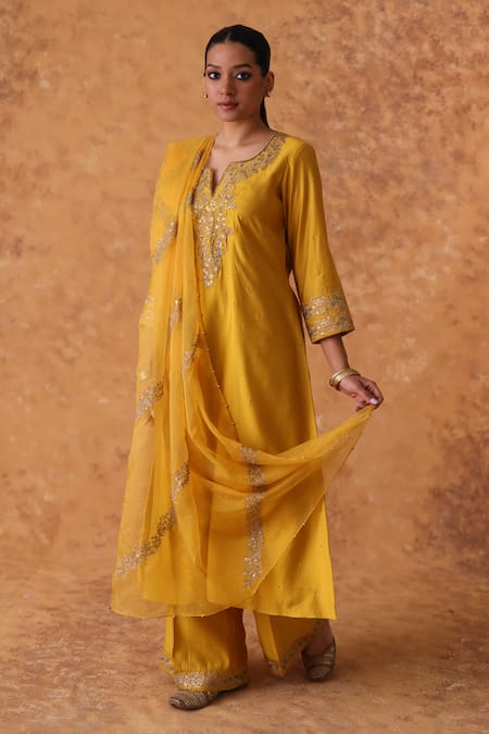 Pouli Pret Yellow Chanderi, Organza Zari Split V-neck Zardozi Kurta Set 