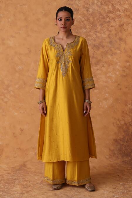 Buy Pouli Pret Yellow Chanderi, Organza Zari Split V-neck Zardozi Kurta Set Buy_Pouli Pret_Yellow Chanderi, Organza Zari Split V-neck Zardozi Kurta Set