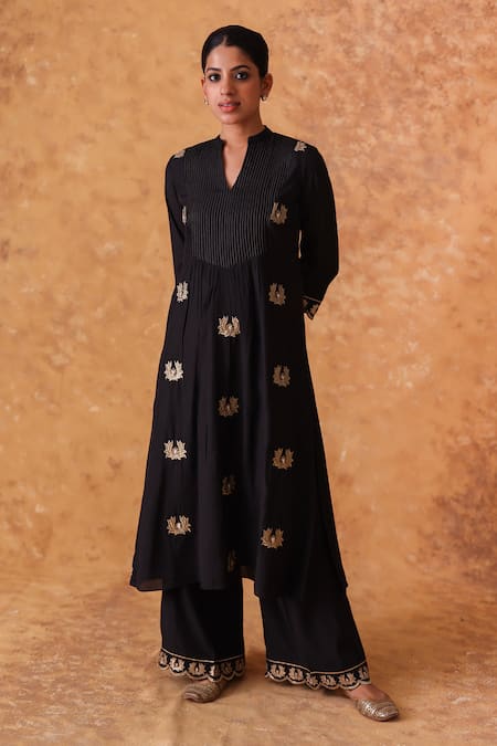 Pouli Pret Black Chanderi, Organza Zari V-neck Embroidered Kurta Set Online at Aza Fashions Pouli Pret_Black Chanderi, Organza Zari V-neck Embroidered Kurta Set _Online_at_Aza_Fashions
