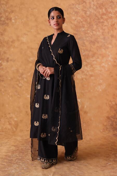 Buy Pouli Pret Black Chanderi, Organza Zari V-neck Embroidered Kurta Set Buy_Pouli Pret_Black Chanderi, Organza Zari V-neck Embroidered Kurta Set
