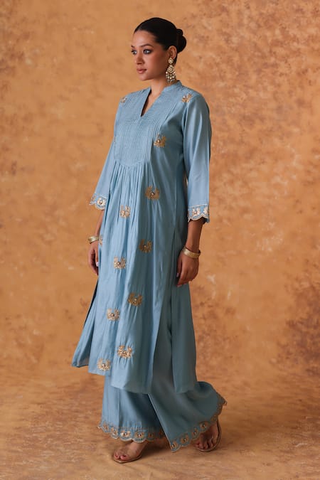 Pouli Pret Blue Chanderi, Organza Embroidery, Zari Split V-neck Work Kurta Pant Set at Aza Fashions Pouli Pret_Blue Chanderi, Organza Embroidery, Zari Split V-neck Work Kurta Pant Set _at_Aza_Fashions