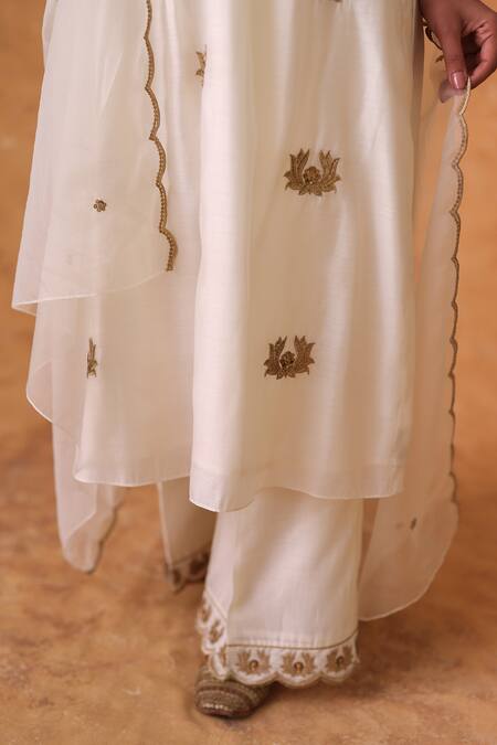Pouli Pret Ivory Chanderi, Cotton, Organza Zari V-neck Work Kurta Pant Set Online at Aza Fashions Pouli Pret_Ivory Chanderi, Cotton, Organza Zari V-neck Work Kurta Pant Set _Online_at_Aza_Fashions