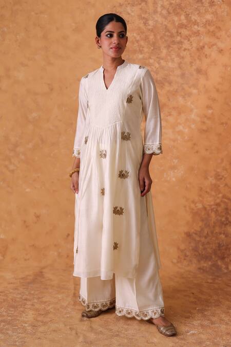 Buy Pouli Pret Ivory Chanderi, Cotton, Organza Zari V-neck Work Kurta Pant Set Online at Aza Fashions Buy_Pouli Pret_Ivory Chanderi, Cotton, Organza Zari V-neck Work Kurta Pant Set _Online_at_Aza_Fashions