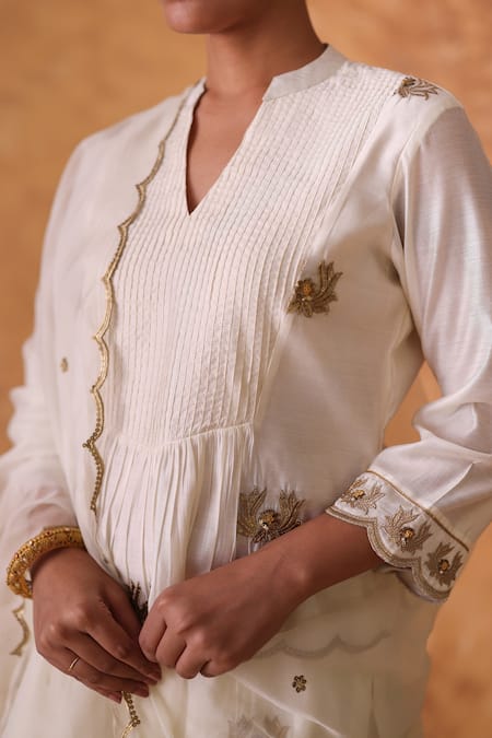 Pouli Pret Ivory Chanderi, Cotton, Organza Zari V-neck Work Kurta Pant Set at Aza Fashions Pouli Pret_Ivory Chanderi, Cotton, Organza Zari V-neck Work Kurta Pant Set _at_Aza_Fashions