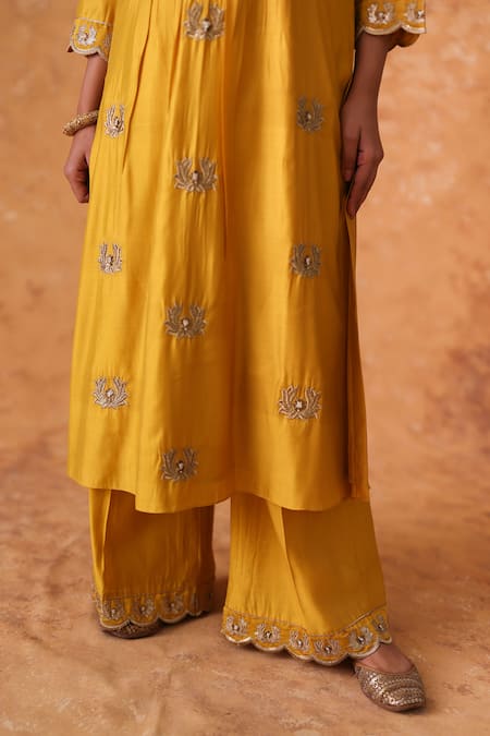 Pouli Pret Yellow Chanderi, Organza Zari Split V-neck Embroidered Kurta Pant Set Online at Aza Fashions Pouli Pret_Yellow Chanderi, Organza Zari Split V-neck Embroidered Kurta Pant Set _Online_at_Aza_Fashions