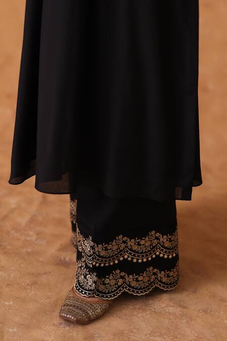 Pouli Pret_Black Chanderi, Organza Zari V-neck Embroidered Kurta Set _Online_at_Aza_Fashions
