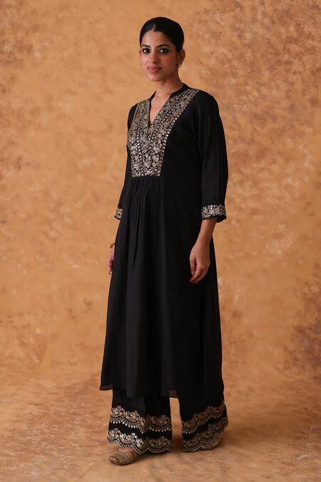 Buy_Pouli Pret_Black Chanderi, Organza Zari V-neck Embroidered Kurta Set _Online_at_Aza_Fashions