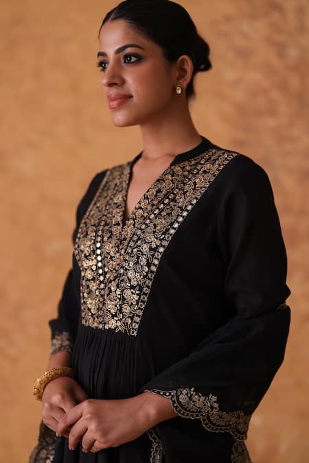 Shop_Pouli Pret_Black Chanderi, Organza Zari V-neck Embroidered Kurta Set _Online_at_Aza_Fashions