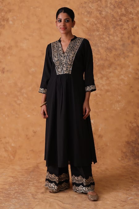 Pouli Pret_Black Chanderi, Organza Zari V-neck Embroidered Kurta Set _at_Aza_Fashions