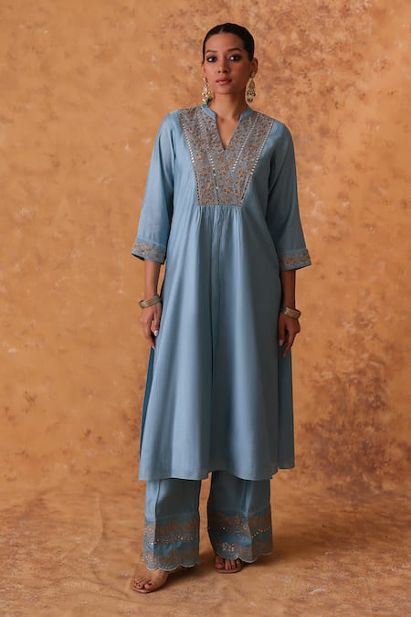 Pouli Pret_Blue Chanderi, Organza Zari Split V-neck Embroidered Kurta Set _Online_at_Aza_Fashions