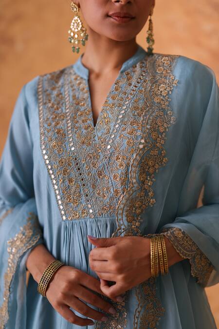 Pouli Pret_Blue Chanderi, Organza Zari Split V-neck Embroidered Kurta Set _at_Aza_Fashions