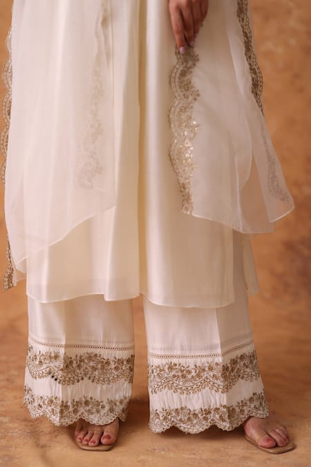 Pouli Pret_Ivory Chanderi, Cotton, Organza Zari Split V-neck Embroidered Kurta Set _Online_at_Aza_Fashions