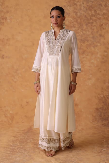 Buy_Pouli Pret_Ivory Chanderi, Cotton, Organza Zari Split V-neck Embroidered Kurta Set _Online_at_Aza_Fashions