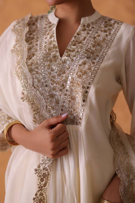 Buy_Pouli Pret_Ivory Chanderi, Cotton, Organza Zari Split V-neck Embroidered Kurta Set 