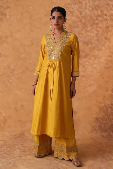 Pouli Pret_Yellow Chanderi, Organza Zari, Embroidery Split V-neck Kurta Set _Online_at_Aza_Fashions